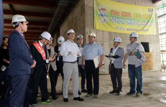 [포토] 창동 신축현장 찾은 정몽준 후보