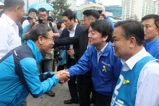 [포토] 안철수, 이성호 양주시장 후보와 거리유세