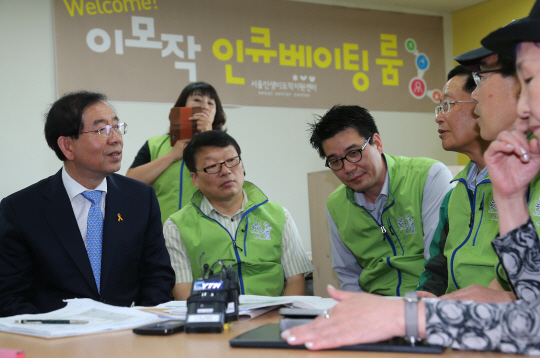 [포토] 5060 세대들과 대화하는 박원순 후보