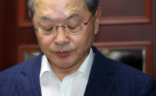  눈 감은 안대희                                                                                                                                                                                   