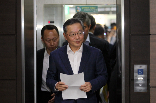  사퇴발표 입장하는 안대희                                                                                                                                                                         