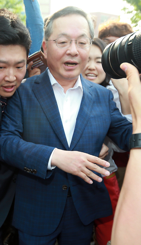  청사 떠나는 안대희                                                                                                                                                                               