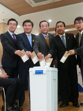 與 지도부, 여의도서 한꺼번에 사전투표