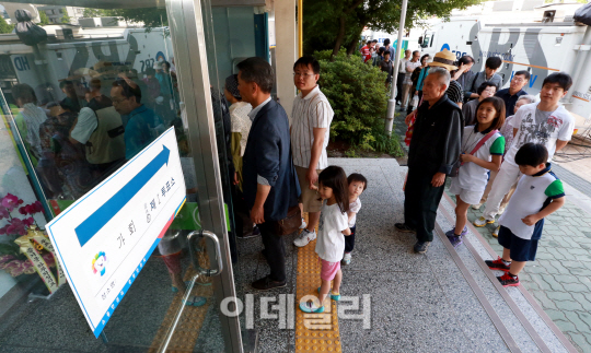 '줄지어 투표하는 유권자들'                                                                                                                                                              