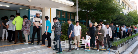 '줄지어 투표하는 유권자들'                                                                                                                                                              