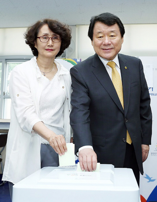 [포토] 투표하는 염홍철 대전시장