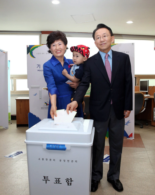  아내와 함께 투표하는 김완주 전북도지사                                                                                                                                                           