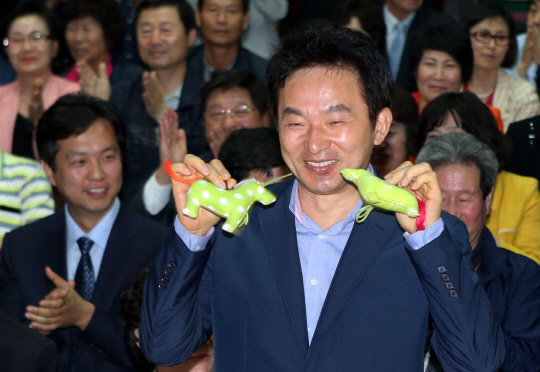 [포토] 당선 확실에 활짝 웃는 원희룡 후보