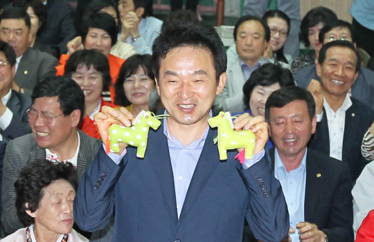 [포토] 간세인형 목걸이를 든 원희룡 당선자