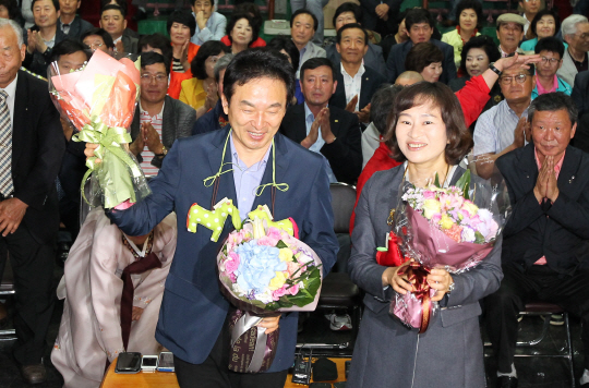 [포토] 꽃다발을 들고 있는 원희룡 당선자