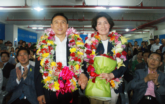 [포토] 기뻐하는 새정치 구본영 천안시장 후보