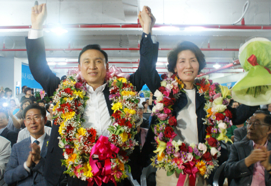 [포토] 기뻐하는 구본영 천안시장 후보