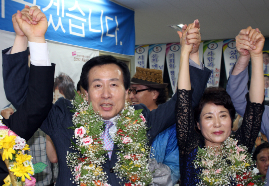 [포토] 환호하는 박홍률 목포시장 당선인