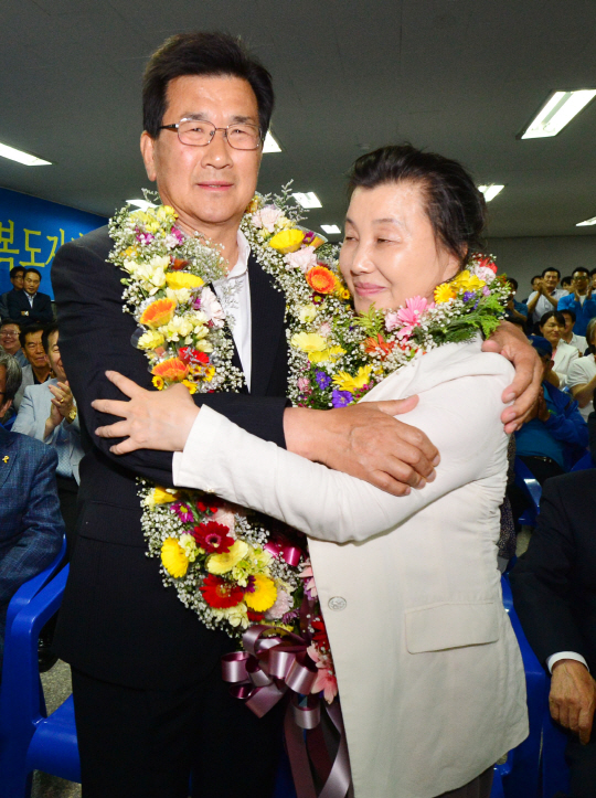 [포토] 부인과 포옹하는 이시종 충북도지사 당선인