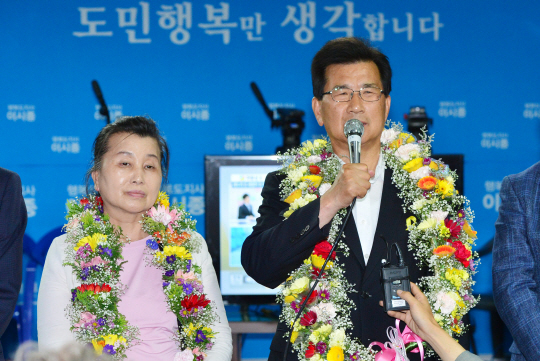 [포토] 충북도지사 당선된 이시종 후보