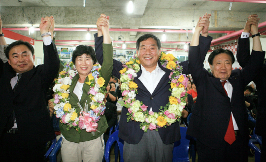 [포토] 당선 확실에 환호하는 박성민 후보