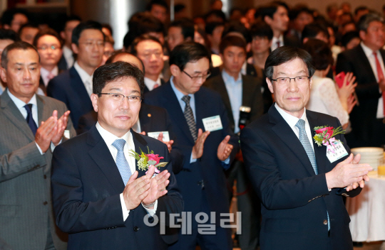 [포토]박수치는 윤상직 산업통상자원부장관