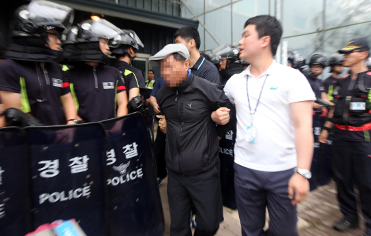 포토] '공무집행 방해' 신도 체포하는 경찰