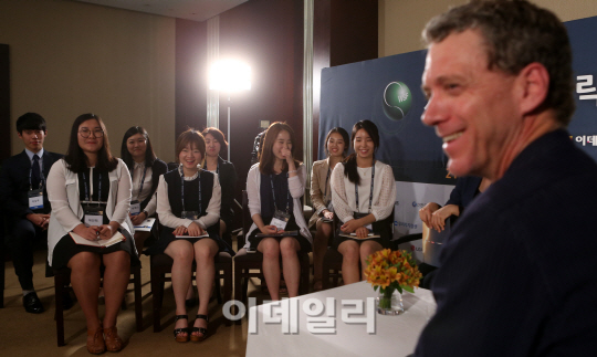 [포토][5th WSF]대학생 기자단과 인터뷰하는 조나단 프랭클린