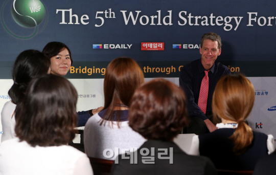 [포토][5th WSF]대학생 기자단과 인터뷰하는 조나단 프랭클린