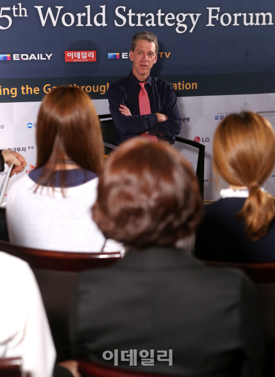 [포토][5th WSF]대학생 기자단과 인터뷰하는 조나단 프랭클린