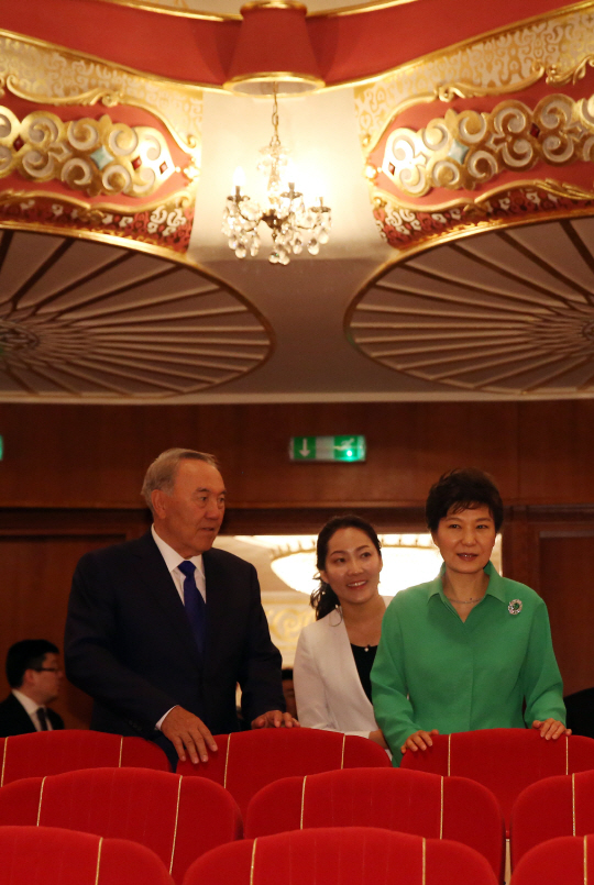 MB와 사우나 회동했던 나자르바예프..朴대통령과는?