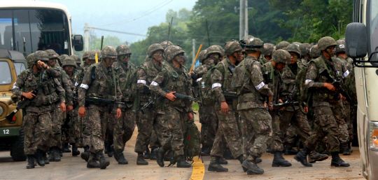 [포토] 총기난사 초병 체포작전 투입되는 장병들