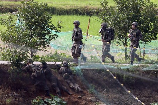 '관심 병사'에 실탄지급한 軍, 대규모 병력 투입해 대치 중