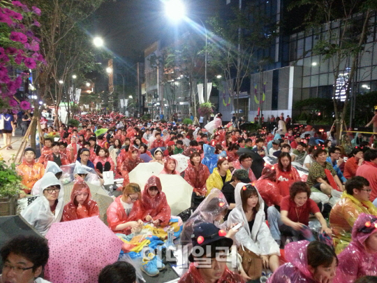 "이번엔 이긴다" 대표팀 선전에 거리응원 '인산인해'