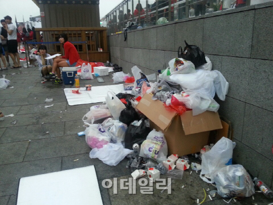 [브라질2014]패배에 난장판 된 거리응원...쓰레기 무단투기 홍역