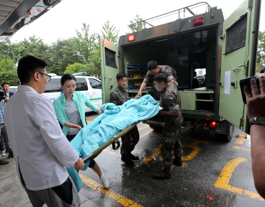 국방부 "`총기난사` 희생 장병 사단장..오인사격 부상자 뇌출혈 의심"