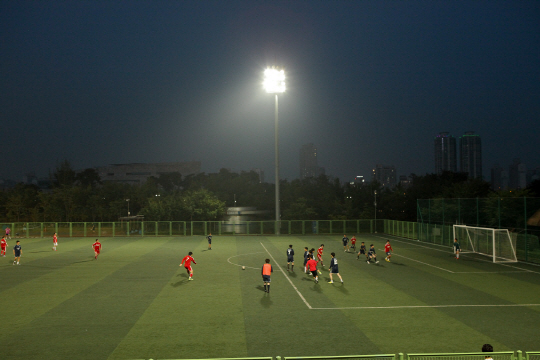 더위로 늘어난 야간축구족, "재미는 즐기고 부상은 줄여야"