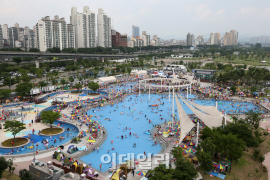 [포토]도심에서 즐기는 물놀이