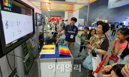 [포토]브레인피트니스 체험하는 관람객들
