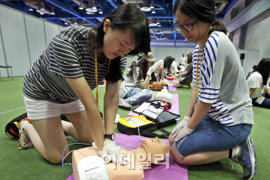 [포토]심폐소생술 체험하는 학생들