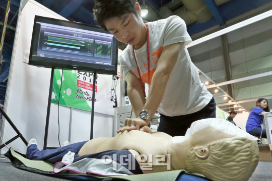 [포토]심폐소생술 체험하는 관람객