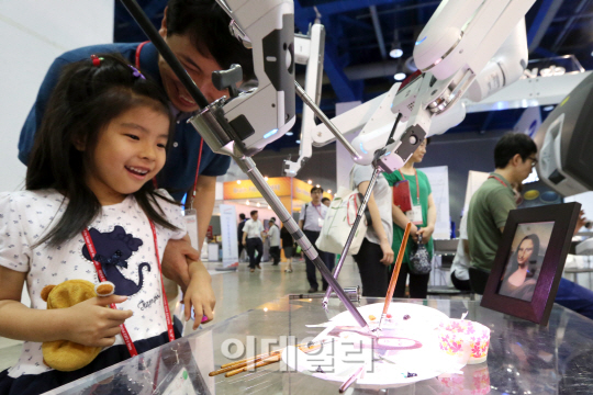 [포토]수술 로봇이 신기해!