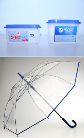 투명 우산·2배 빠른 제습제..대형마트 이색 장마 상품