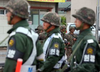 임 병장 체포작전 軍수색팀끼리 총격… 3차례 놓치기도                                                                                                                                                     