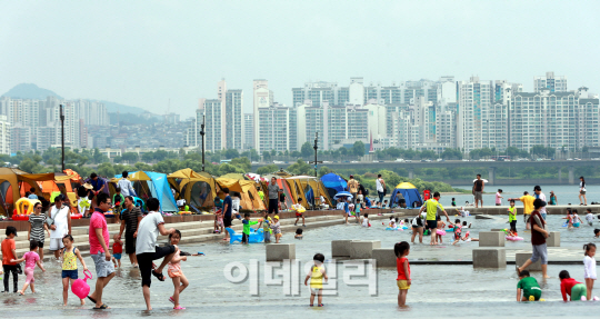 [포토]붐비는 한강공원 물빛광장