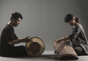  원조 장고와 개량 가야금의 조화