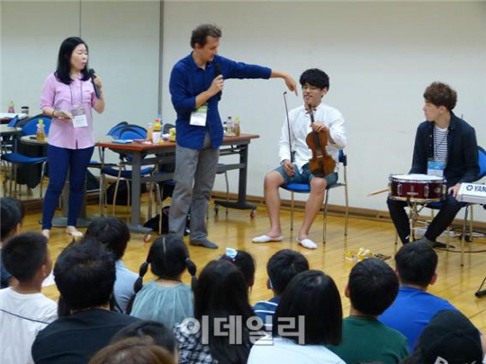 [포토]악기 소개하는 뉴욕필하모닉 강사 리처드캐릭