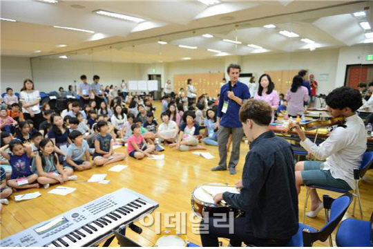 [포토]악기 소개하는 뉴욕필하모닉 강사 리처드캐릭