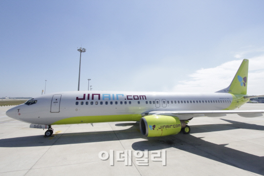 진에어, 열두번째 B737-800기 국제선 투입.."새 디자인 적용"