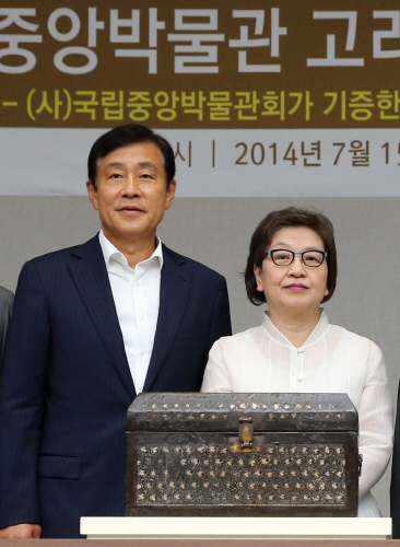 "국보급 고려 나전경함 기증, 영광이다"