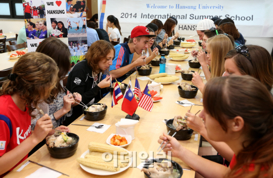 [포토]'2014 한성대 국제여름학교' 보양식 체험행사
