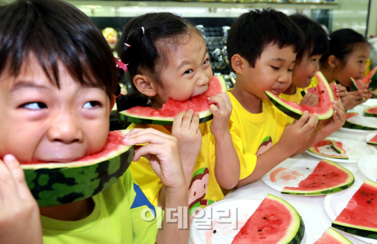 [포토]농협유통, 어린이 수박 빨리 먹기 대회