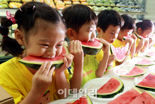 [포토]농협유통 '수박 먹고 더위 이기세요~'