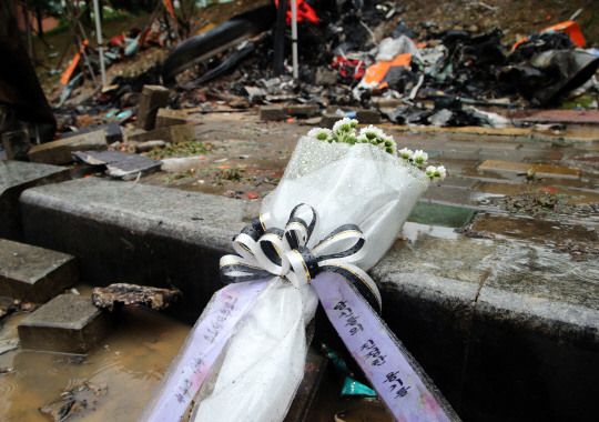  사고현장에 놓인 국화                                                                                                                                                                             