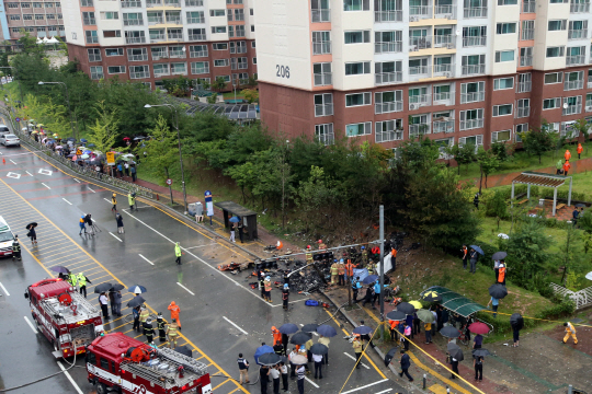  아파트단지 옆에 추락한 헬기                                                                                                                                                                      